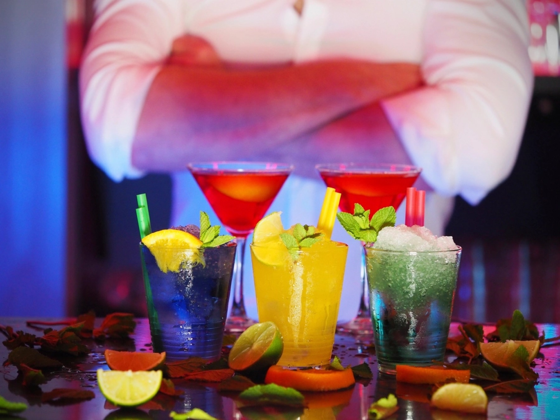 Ly cocktail trên quầy bar