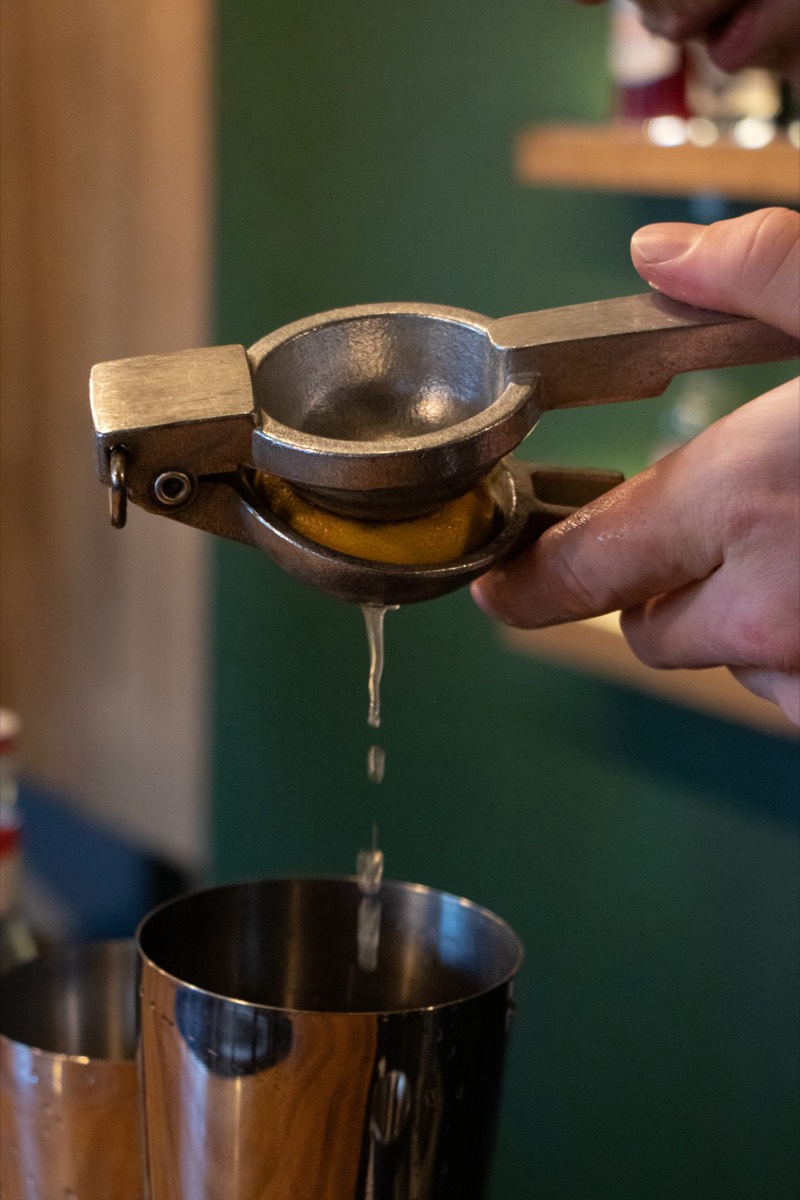Giảng viên bộ môn bar đang pha chế cocktail
